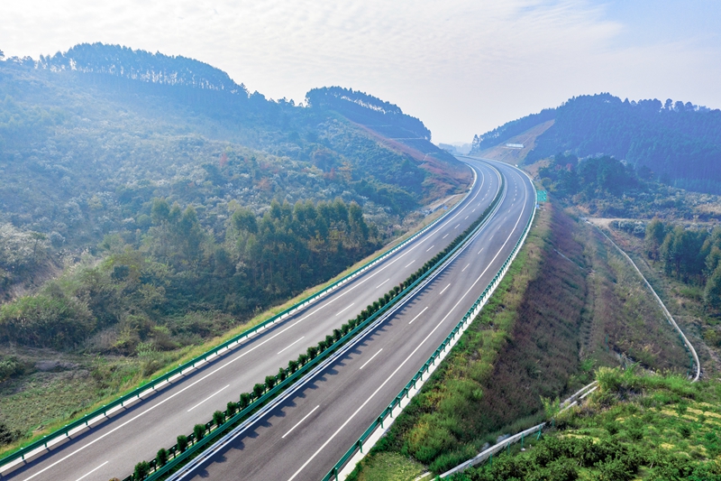 6.高速公路與群山相連，植被覆蓋率高，與原生態(tài)環(huán)境恢復(fù)有機(jī)結(jié)合.jpg