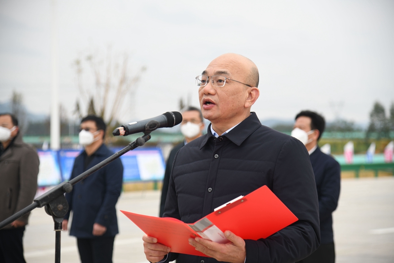 自治區(qū)交通運(yùn)輸廳黨組成員、總工程師陳津維宣布通車.jpg